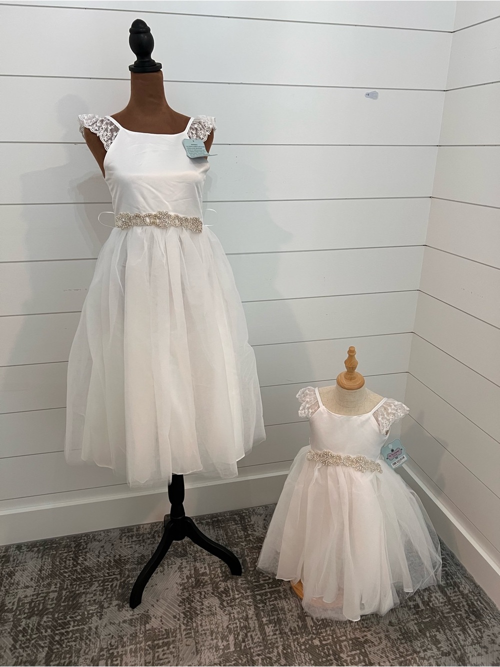 Classic White Lace Cap-Sleeve Flower Girl Dress with Beaded Waist